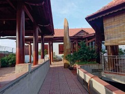 Gỗ rừng chảy về nhà quan