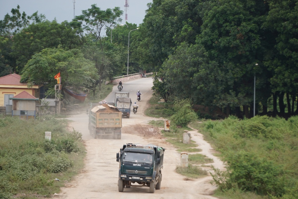 xe ne tram thu phi bac thang long noi bai duong bi cay nat bien cam tung bi phun son xoa mo