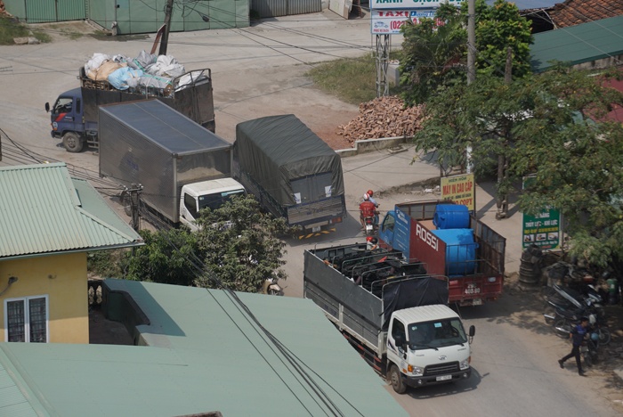 vu dung tien le qua tram thu phi ql5 xe tai van un un ne tram