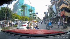 Nhân chứng kể lại vụ ông Tây lôi 'Ninja' dừng nghe điện thoại giữa đường vào vỉa hè