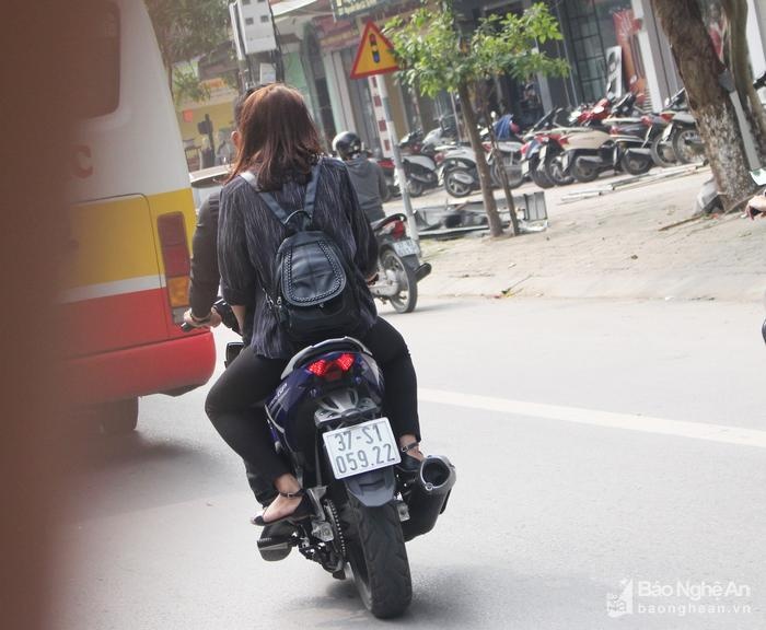 nghe an canh sat giao thong hoa trang bat loi khong doi mu bao hiem