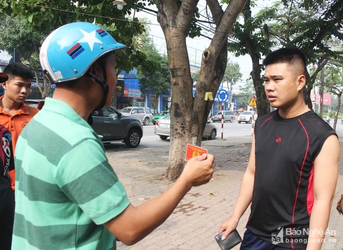 nghe an canh sat giao thong hoa trang bat loi khong doi mu bao hiem