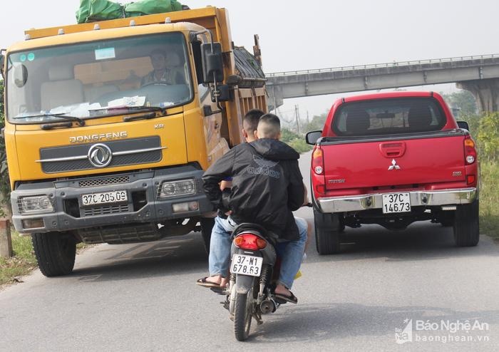 nghe an canh sat giao thong hoa trang bat loi khong doi mu bao hiem