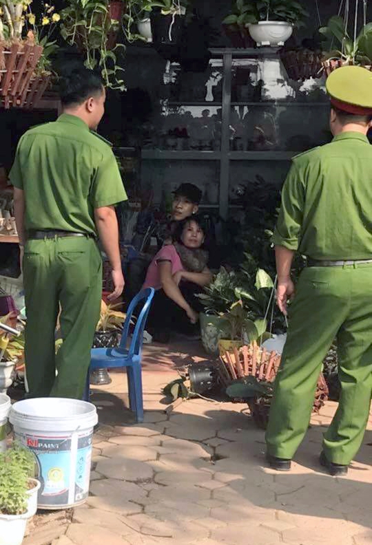 chu cua hang hoa ke giay phut thanh nien dung sung khong che con tin