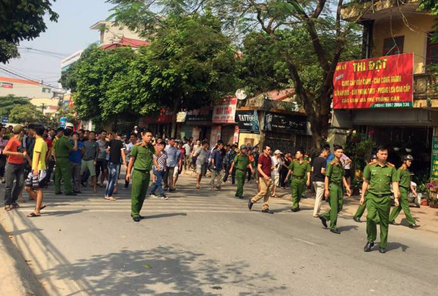 chu cua hang hoa ke giay phut thanh nien dung sung khong che con tin