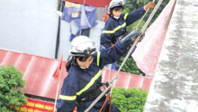 Nữ chiến sĩ dũng cảm, mưu trí ở những nơi nguy hiểm, đổ nát
