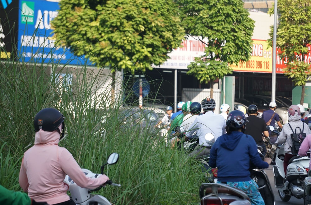 ha noi co moc cao qua dau nguoi di xe may tren pho