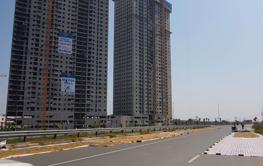 nguoi dan phoi lua kin duong duoi chan cau nhat tan ha noi