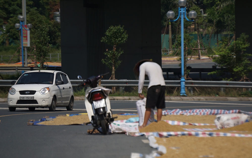 nguoi dan phoi lua kin duong duoi chan cau nhat tan ha noi