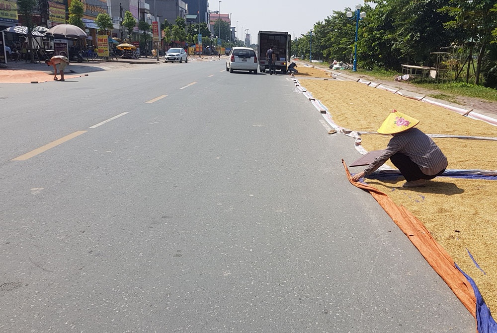nguoi dan phoi lua kin duong duoi chan cau nhat tan ha noi