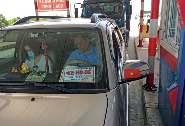 sieu xe cadillac gan bien xe ho de tron phi thich ra oai coi thuong phap luat