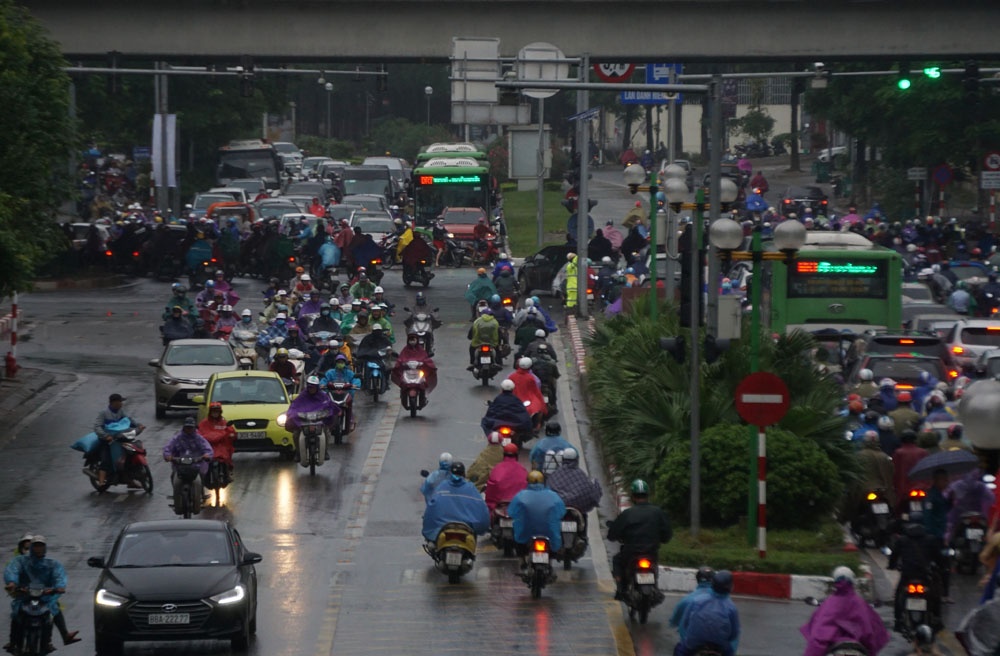 ha noi khong ngan tu than xe may phong nguoc chieu tren lan buyt nhanh brt