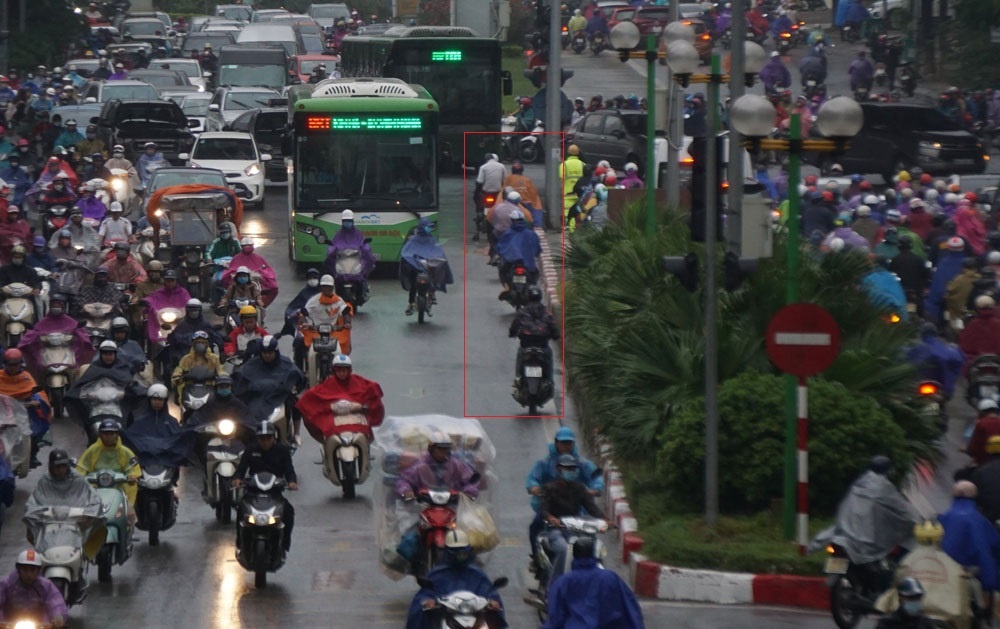 ha noi khong ngan tu than xe may phong nguoc chieu tren lan buyt nhanh brt