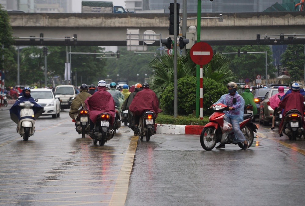ha noi khong ngan tu than xe may phong nguoc chieu tren lan buyt nhanh brt
