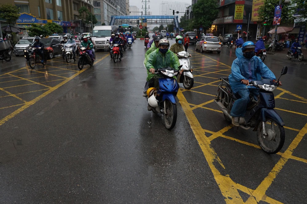 ha noi khong ngan tu than xe may phong nguoc chieu tren lan buyt nhanh brt