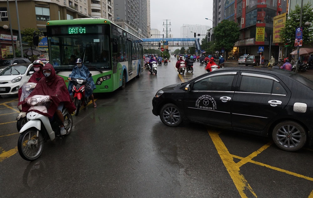 ha noi khong ngan tu than xe may phong nguoc chieu tren lan buyt nhanh brt