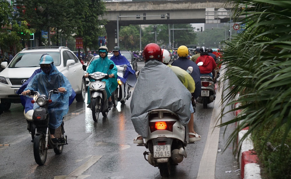 ha noi khong ngan tu than xe may phong nguoc chieu tren lan buyt nhanh brt