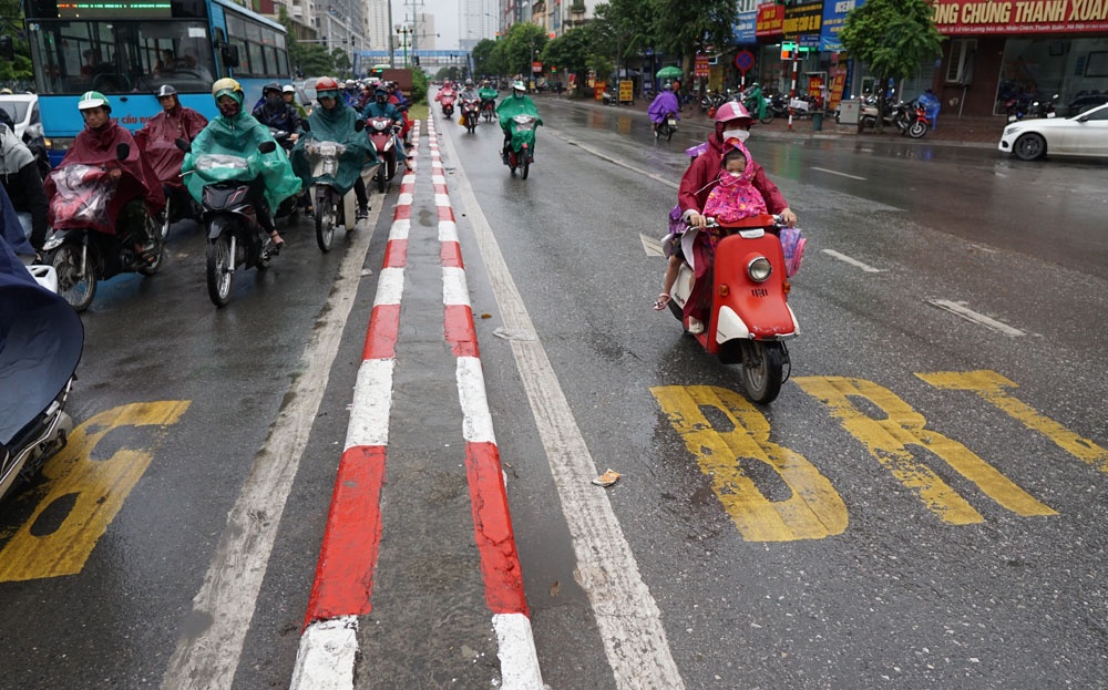 ha noi khong ngan tu than xe may phong nguoc chieu tren lan buyt nhanh brt