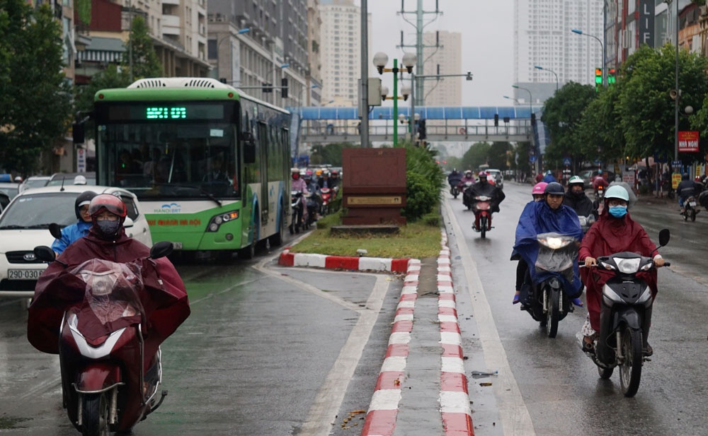 ha noi khong ngan tu than xe may phong nguoc chieu tren lan buyt nhanh brt