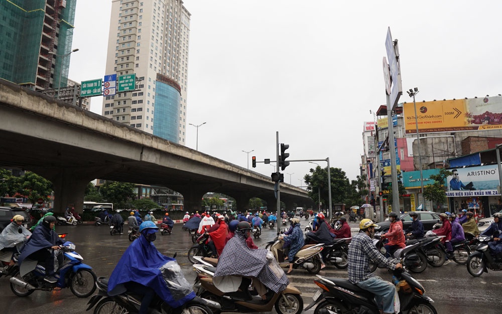 ha noi khong ngan tu than xe may phong nguoc chieu tren lan buyt nhanh brt