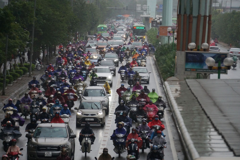 ha noi khong ngan tu than xe may phong nguoc chieu tren lan buyt nhanh brt