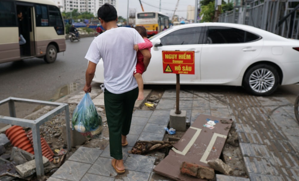 ha noi di duong pham van dong can chu y duoi chan