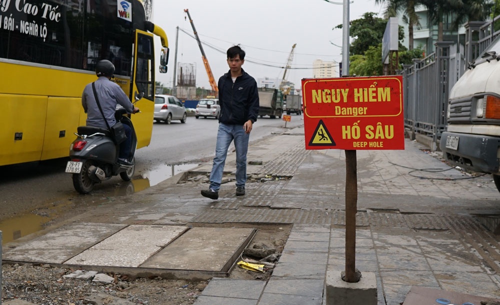 ha noi di duong pham van dong can chu y duoi chan