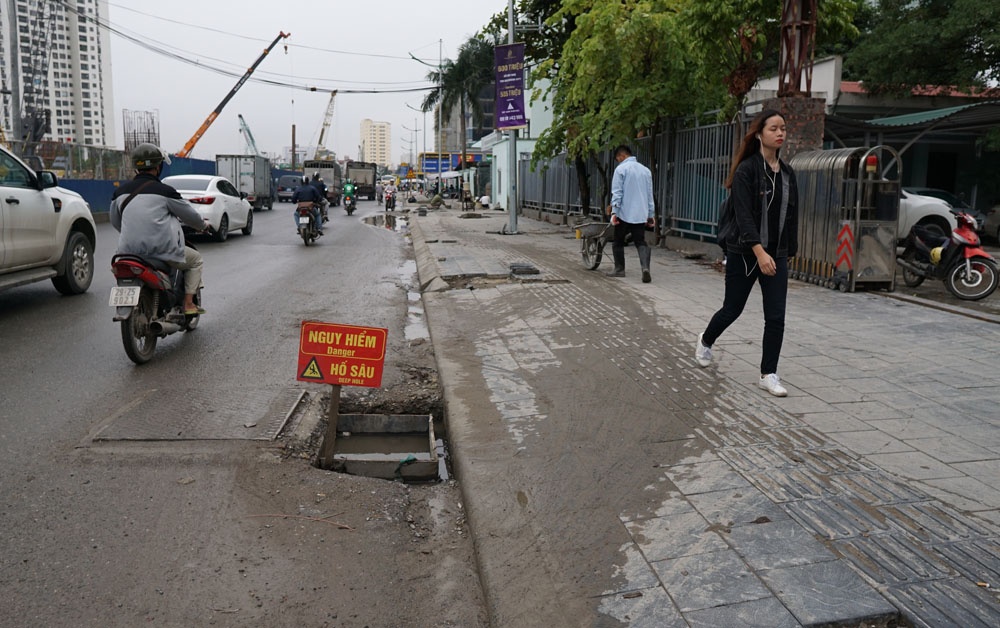 ha noi di duong pham van dong can chu y duoi chan