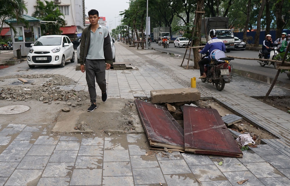 ha noi di duong pham van dong can chu y duoi chan