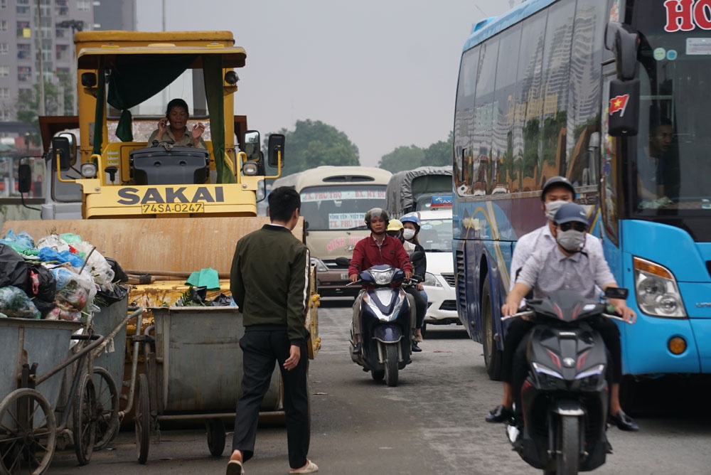 ha noi di duong pham van dong can chu y duoi chan
