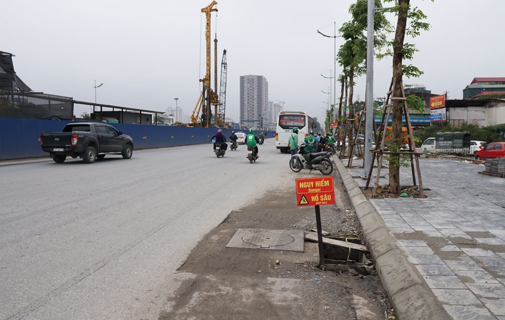 ha noi di duong pham van dong can chu y duoi chan
