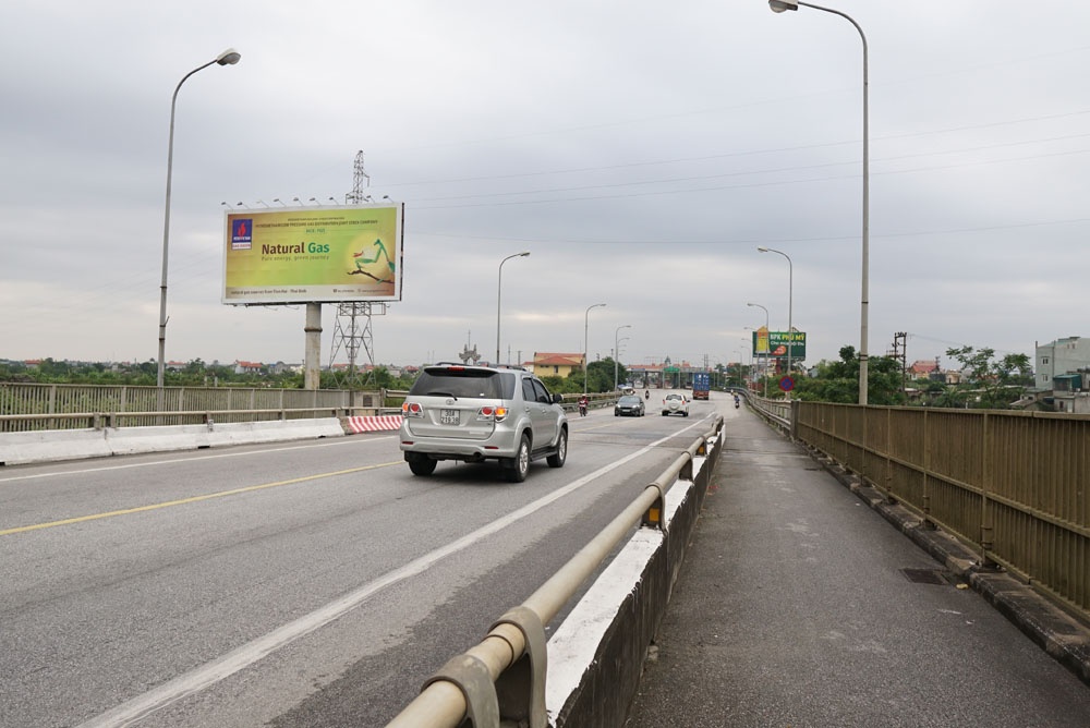 Cận cảnh xe không trả tiền, lao vút qua trạm thu phí Tân Đệ can canh xe khong tra tien lao vut qua tram thu phi tan de