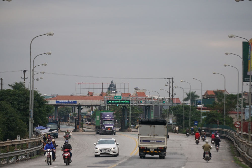 Cận cảnh xe không trả tiền, lao vút qua trạm thu phí Tân Đệ can canh xe khong tra tien lao vut qua tram thu phi tan de