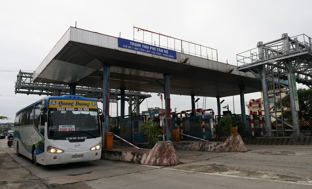 Cận cảnh xe không trả tiền, lao vút qua trạm thu phí Tân Đệ can canh xe khong tra tien lao vut qua tram thu phi tan de