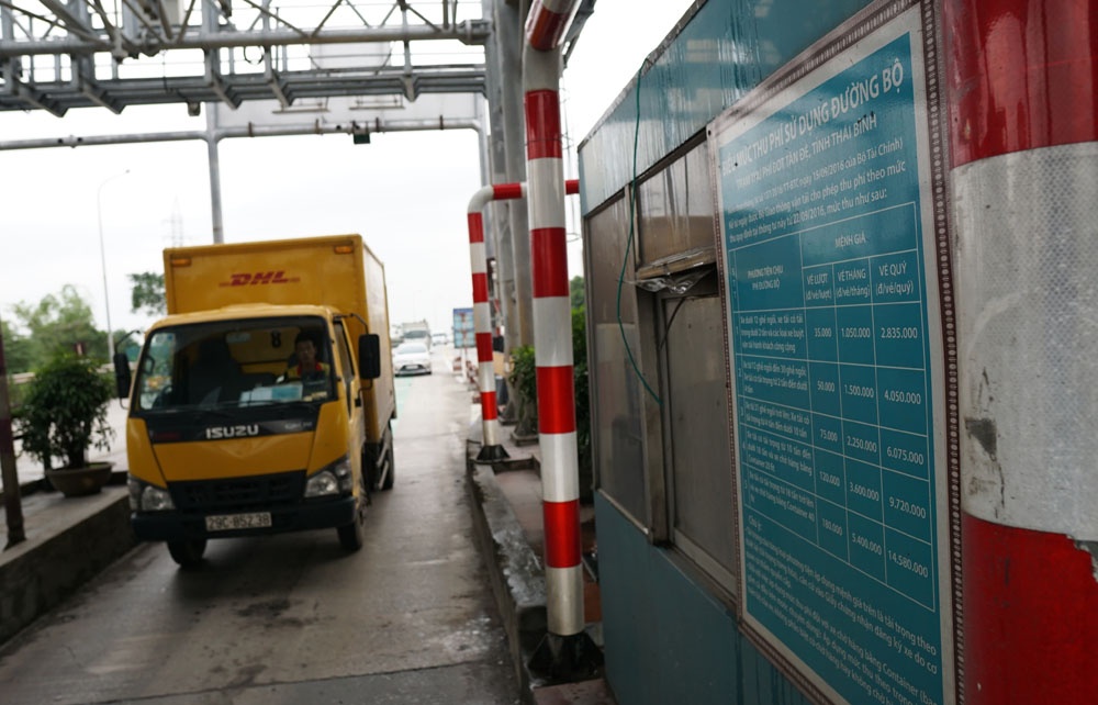 Cận cảnh xe không trả tiền, lao vút qua trạm thu phí Tân Đệ can canh xe khong tra tien lao vut qua tram thu phi tan de