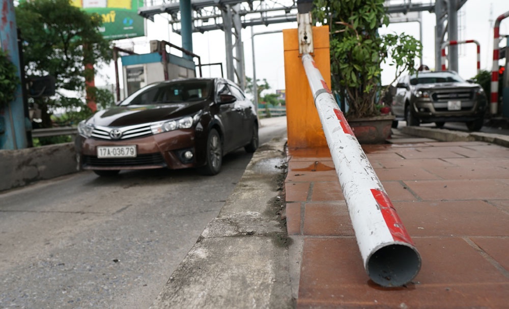 Cận cảnh xe không trả tiền, lao vút qua trạm thu phí Tân Đệ can canh xe khong tra tien lao vut qua tram thu phi tan de