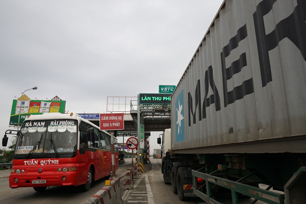 Cận cảnh xe không trả tiền, lao vút qua trạm thu phí Tân Đệ can canh xe khong tra tien lao vut qua tram thu phi tan de