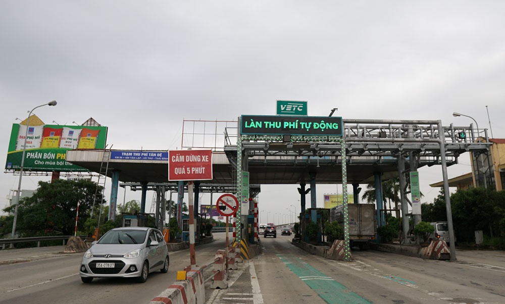 Cận cảnh xe không trả tiền, lao vút qua trạm thu phí Tân Đệ can canh xe khong tra tien lao vut qua tram thu phi tan de