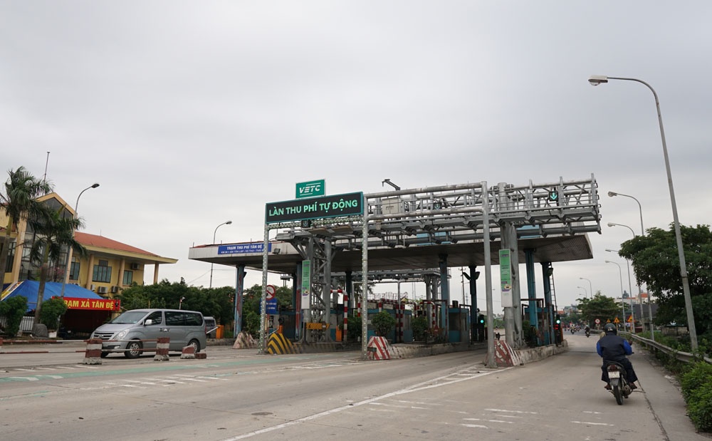 Cận cảnh xe không trả tiền, lao vút qua trạm thu phí Tân Đệ can canh xe khong tra tien lao vut qua tram thu phi tan de