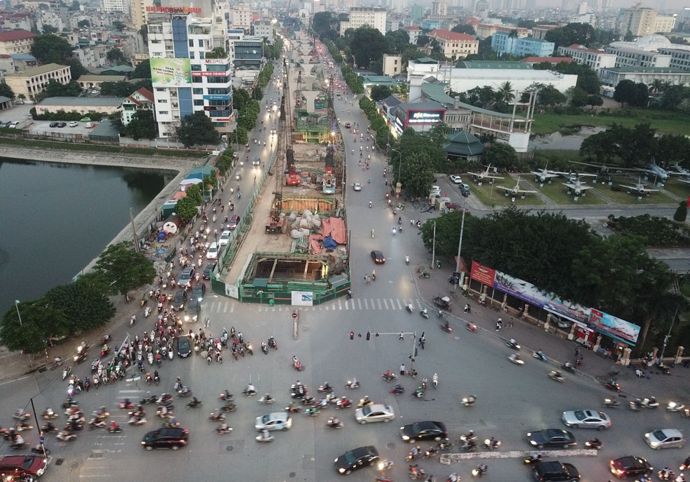 Cảnh 'chạy xe không cần mạng' ở ngã tư Trường Chinh - Tôn Thất Tùng canh chay xe khong can mang o nga tu truong chinh ton that tung