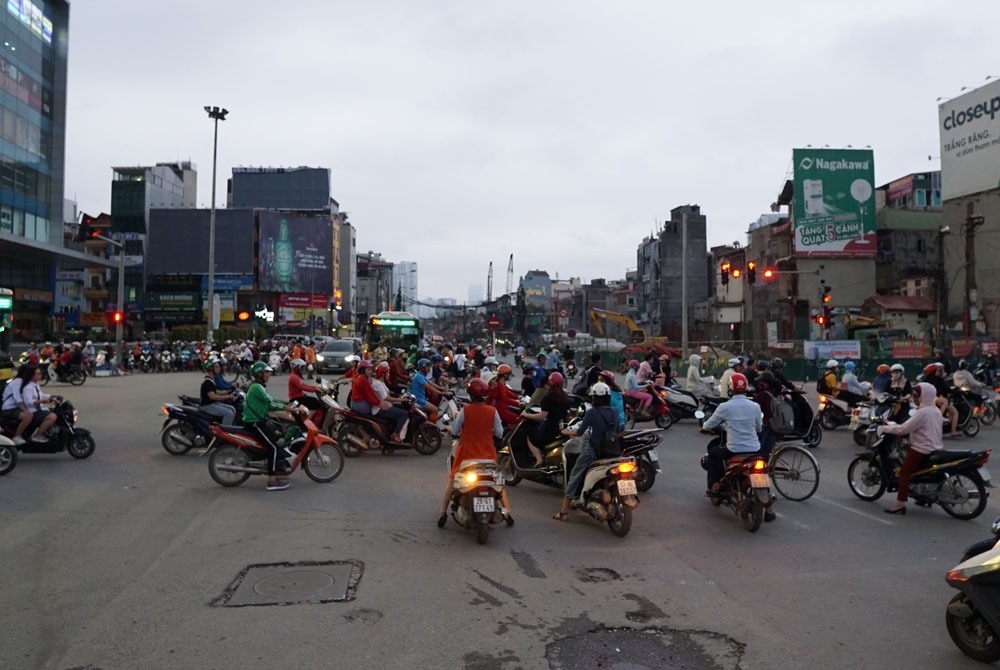 Cảnh 'chạy xe không cần mạng' ở ngã tư Trường Chinh - Tôn Thất Tùng canh chay xe khong can mang o nga tu truong chinh ton that tung