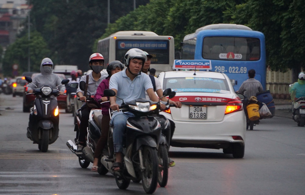 Cảnh 'chạy xe không cần mạng' ở ngã tư Trường Chinh - Tôn Thất Tùng canh chay xe khong can mang o nga tu truong chinh ton that tung