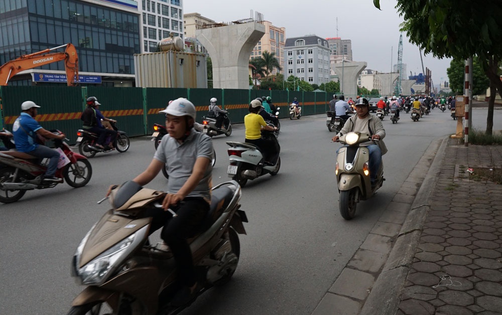 Cảnh 'chạy xe không cần mạng' ở ngã tư Trường Chinh - Tôn Thất Tùng canh chay xe khong can mang o nga tu truong chinh ton that tung