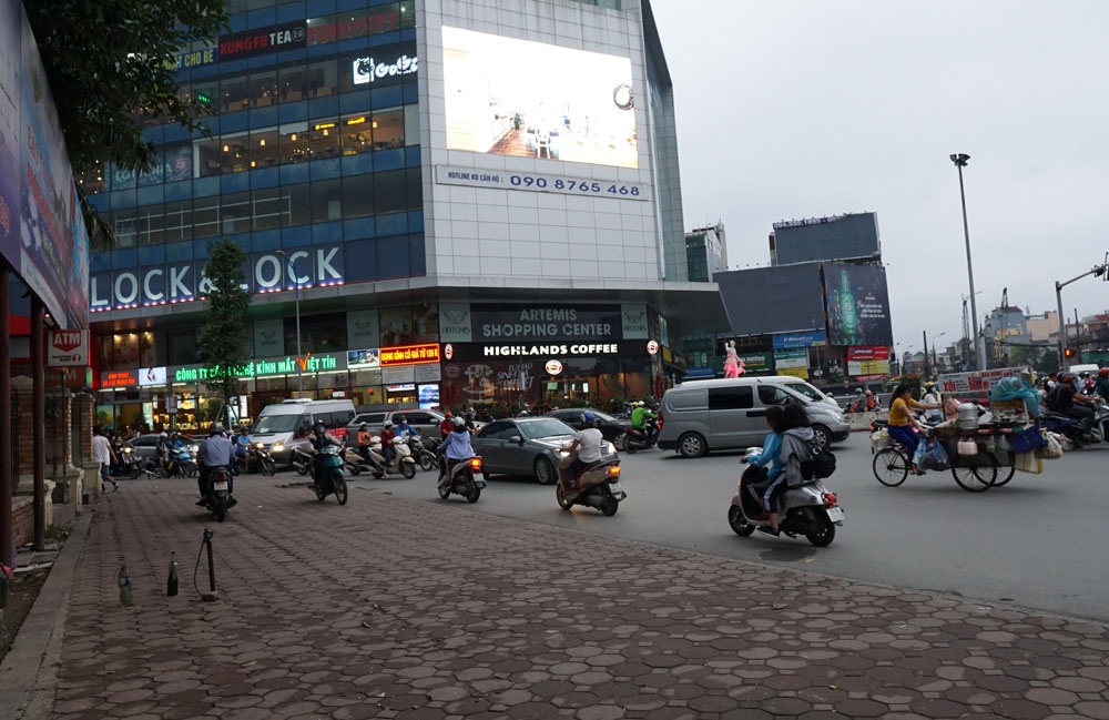 Cảnh 'chạy xe không cần mạng' ở ngã tư Trường Chinh - Tôn Thất Tùng canh chay xe khong can mang o nga tu truong chinh ton that tung