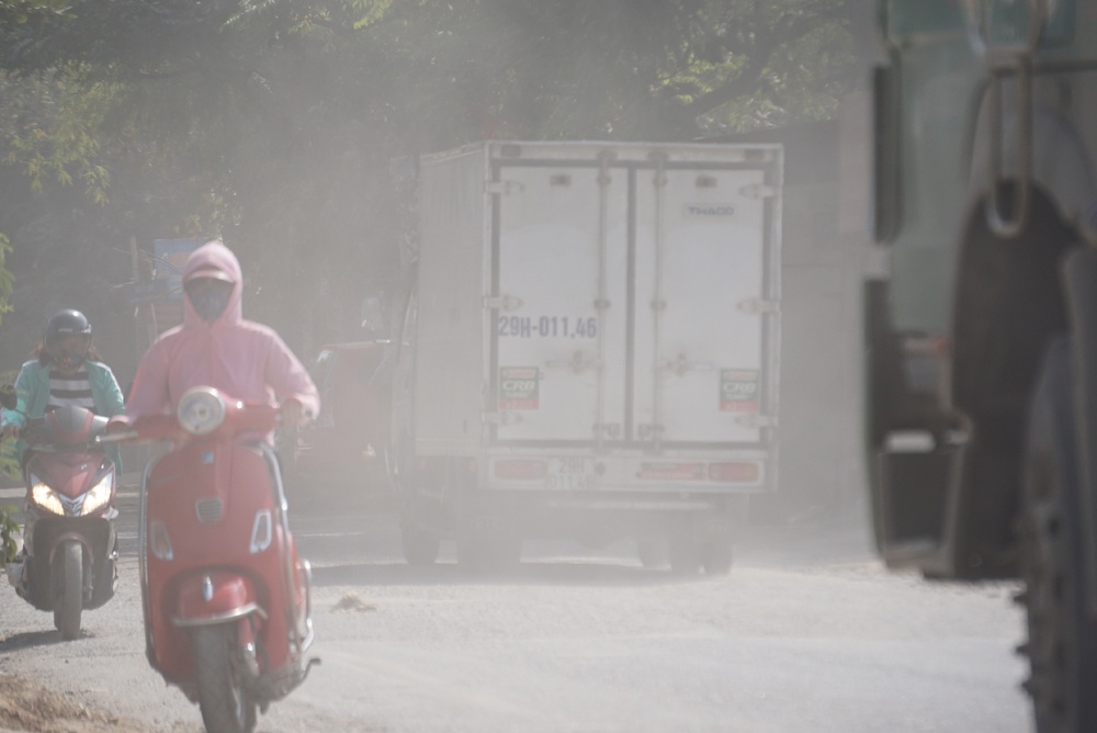 ha noi duong 70 bui mu mit xe may mao hiem vuot xe ben