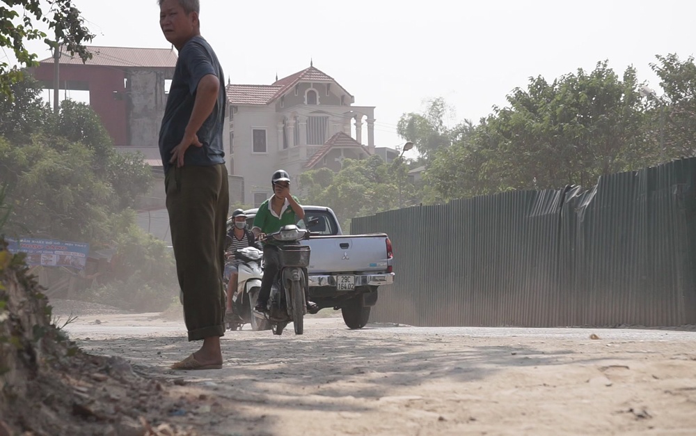 ha noi duong 70 bui mu mit xe may mao hiem vuot xe ben