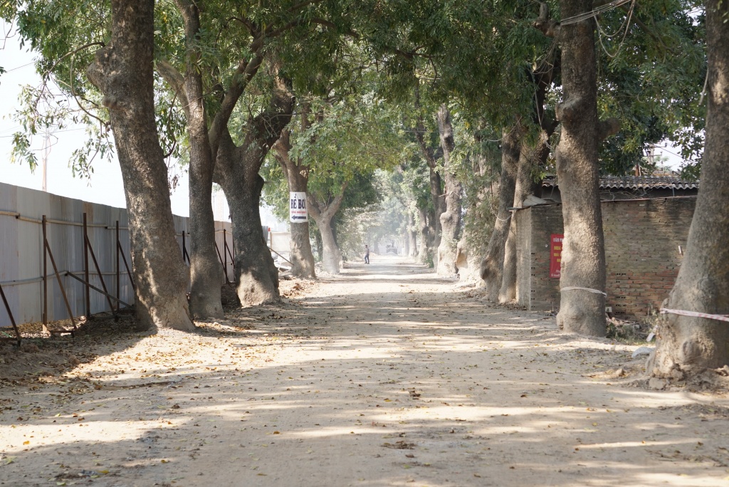 ha noi duong 70 bui mu mit xe may mao hiem vuot xe ben