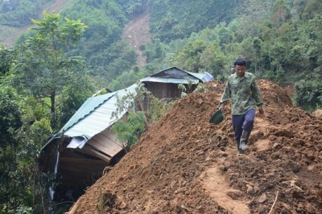 lo nui 5 nguoi chet hang tram dan bo lang