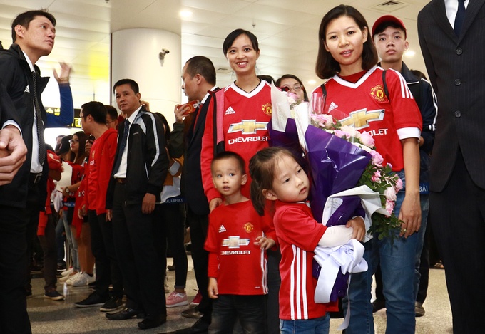 giggs va scholes bi bua vay khi den ha noi
