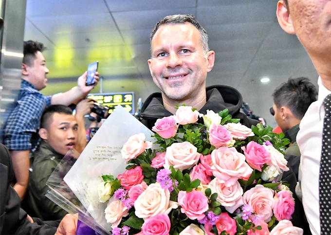 giggs va scholes bi bua vay khi den ha noi